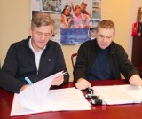 Umowa na nową drogę w gminie Poddębice podpisana. Kto ma powody do radości? ZDJĘCIA