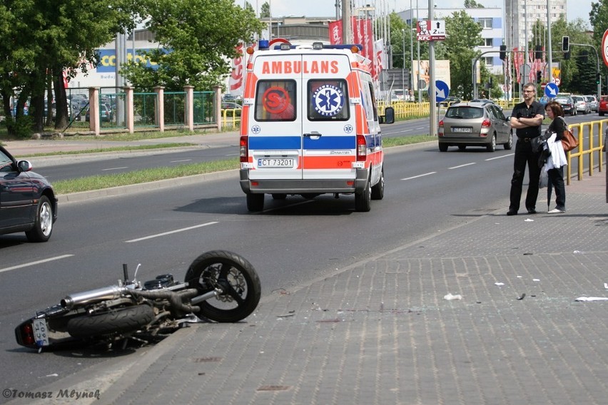 Wypadek motocyklisty na Żółkiewskiego w Toruniu [ZDJĘCIA]