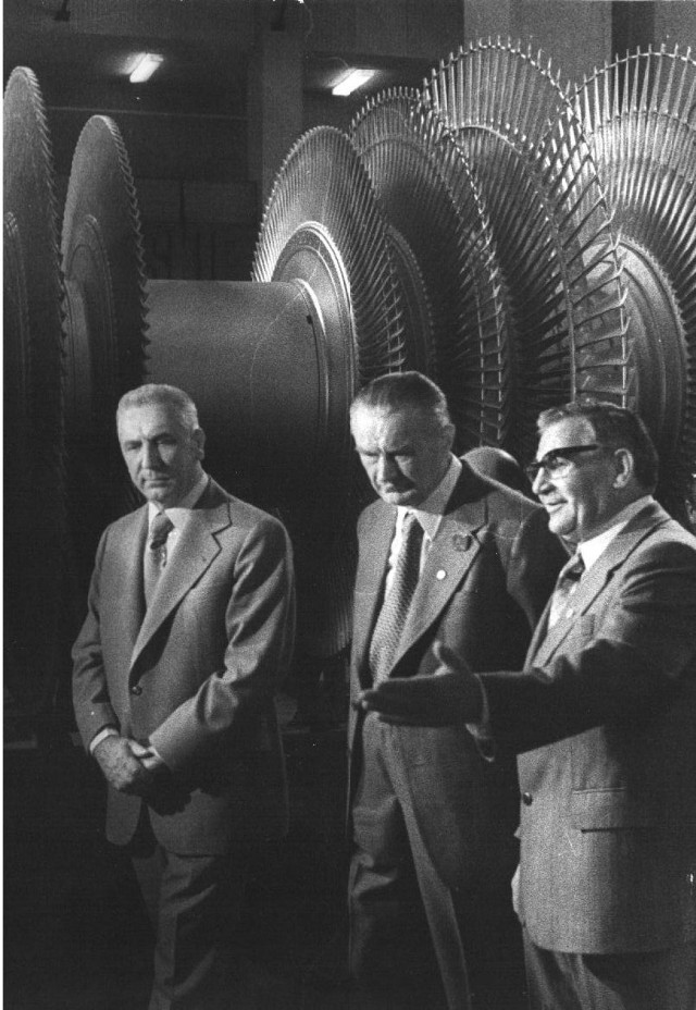 12 czerwca 1977 roku. Edward Gierek i Piotr Jaroszewicz w pawilonie przemysłu hutniczego.