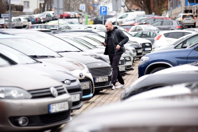 W mieście ma zostać powiększona strefa płatnego parkowania, do tego wzrosną opłaty i wydłużone zostaną godziny płacenia za postój. Choć miejscy radni wciąż pracują nad projektem zmian to temat już budzi wiele kontrowersji wśród mieszkańców.

Jednym z radnych, który obecnie zaangażował się w kwestię zmian jest Robert Górski. - Strefa płatnego parkowania obecnie nie działa. Została powołana po to, by ułatwić mieszkańcom znalezienia miejsca do postoju, ale nie spełnia swojej roli. Około 20-30 proc. ruchu  to ludzie, którzy krążą po okolicy i szukają wolnego miejsca. I to nie jest korzystne, bowiem z tego powodu generują się zatory i korki w centrum miasta. To trzeba zmienić - twierdzi Górski. I dodaje, że w Zielonej Górze mamy najniższe ceny za parkowanie w całym kraju

- Ostatnie podwyżki były w 2011 roku. To powoduje, że mieszkańcy i przyjezdni często parkują zbyt długo. Dlatego będziemy podnosili opłaty godzinowe i opłaty za abonament. Wprowadzimy karty mieszkańca w nowym wydaniu i karty dla niepełnosprawnych- tłumaczy radny Górski. Jak daleko mogą sięgnąć zmiany?

WIĘCEJ NA KOLEJNYCH ZDJĘCIACH

PRZECZYTAJ TAKŻE: Zielona Góra. Mieszkańcy apelują o więcej parkingów przy cmentarzu na Jędrzychowie

WIDEO: Zielona Góra. Pierwsze taksówki w Zielonej Górze napędzane napędem elektrycznym
