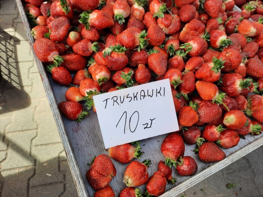 Ceny warzyw i owoców na targowisku w Radomsku. Po ile...