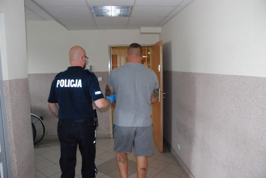 Człuchów. W domu podejrzanego policja znalazła ponad kilogram narkotyków i 100 tysięcy złotych 