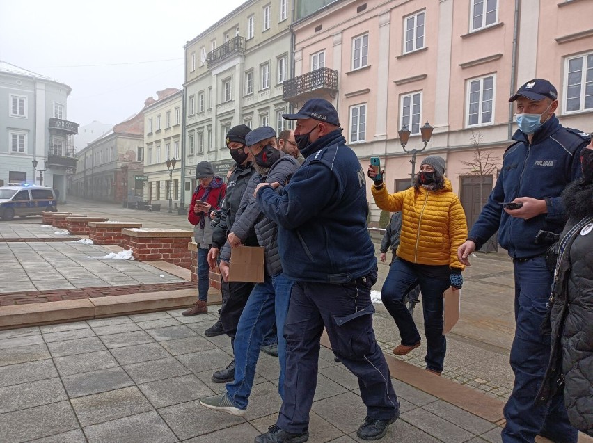 Rynek w Piotrkowie i biuro PiS wymazane sztuczną krwią:...