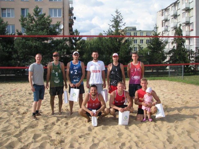 Rywalizację wygrali Jakub Pietrykowski/ Piotr Kołtuński (Aleksandrów Kujawski/ Dąbrowa Biskupia), którzy po raz trzeci z rzędu dotarli do finału rozgrywek. W decydującym meczu pokonali parę Michał Barczyk/ Maciej Skowroński (Warszawa/ Koneck). Na trzecim miejscu podium znaleźli się Przemysław Kierys/Dominik Zieliński (Toruń). Tuż za nimi uplasowali się Michał Kobierecki/ Piotr Strożek (Łódź). 


Flash INFO, odcinek 24 - najważniejsze informacje z Kujaw i Pomorza.

