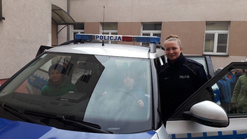 Dzieci zwiedziły komisariat policji w Gubinie.