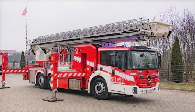 Do Jednostki Ratowniczo-Gaśniczej Państwowej Straży Pożarnej w Oświęcimiu trafił nowy podnośnik hydrauliczny