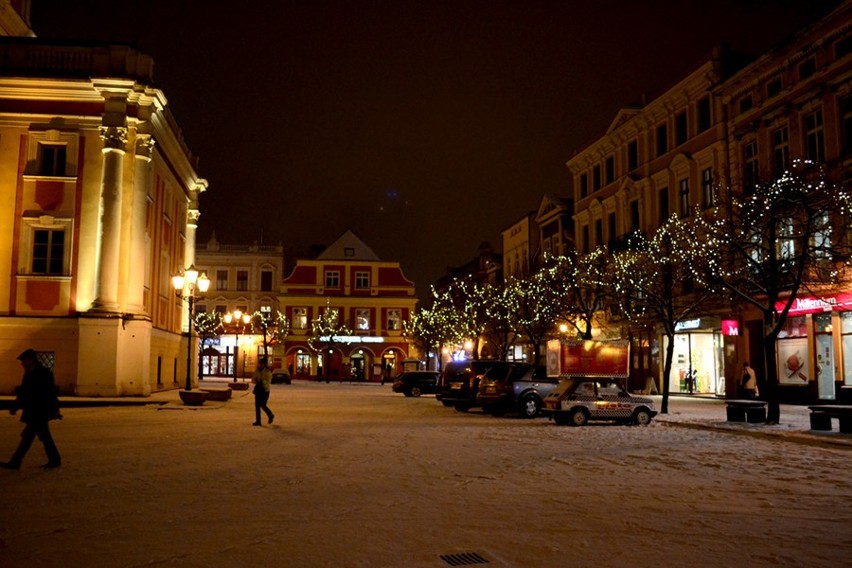 Leszno oświetlone świątecznymi lampkami.