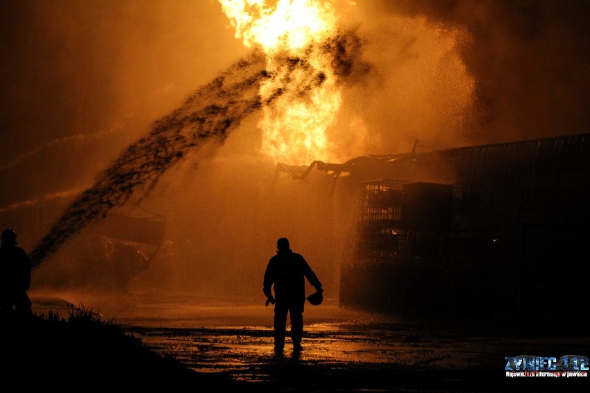 Żywiec: Pożar magazynów z chemikaliami [ZDJĘCIA]. Trudna akcja strażaków, zniszczone samochody, jedna osoba ranna