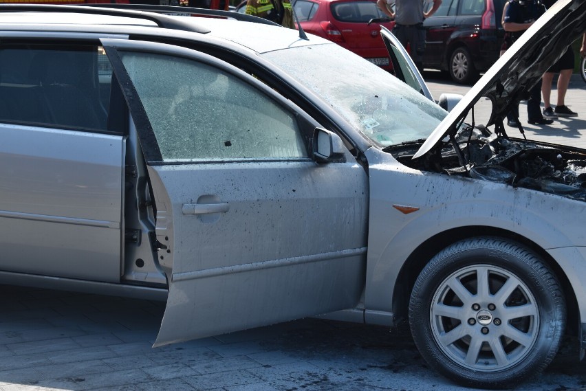 Pleszew. Auto na parkingu stanęło w płomieniach