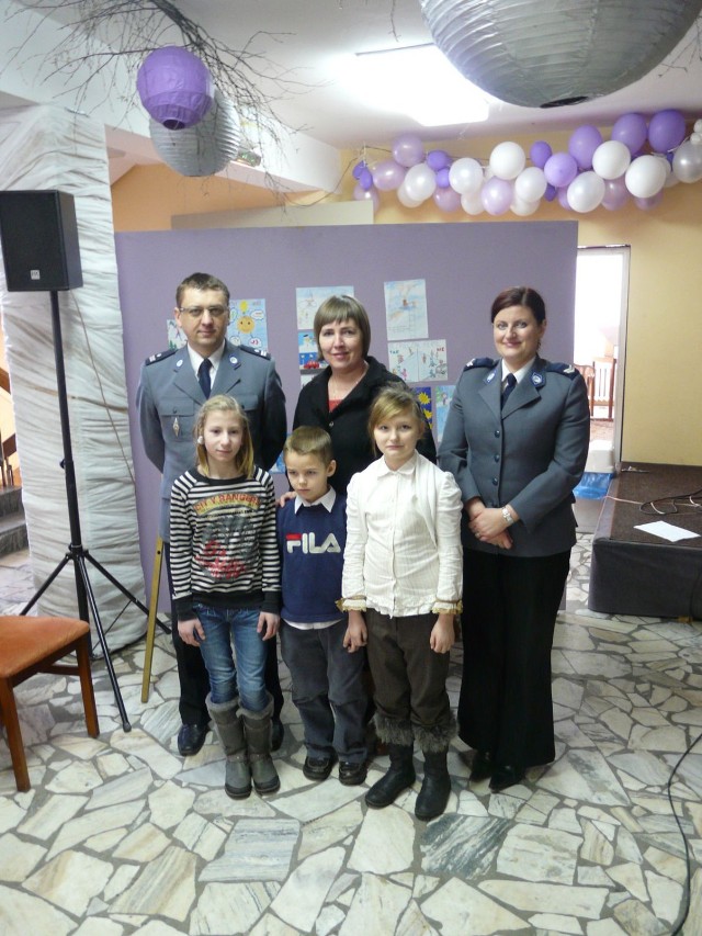 Sławomir Mikułko, naczelnik wydziału prewencji Komendy Powiatowej Policji w Nowym Tomyślu. Pani Ania oraz J.B. Dominika R., Filip K.,Kamilka.L.