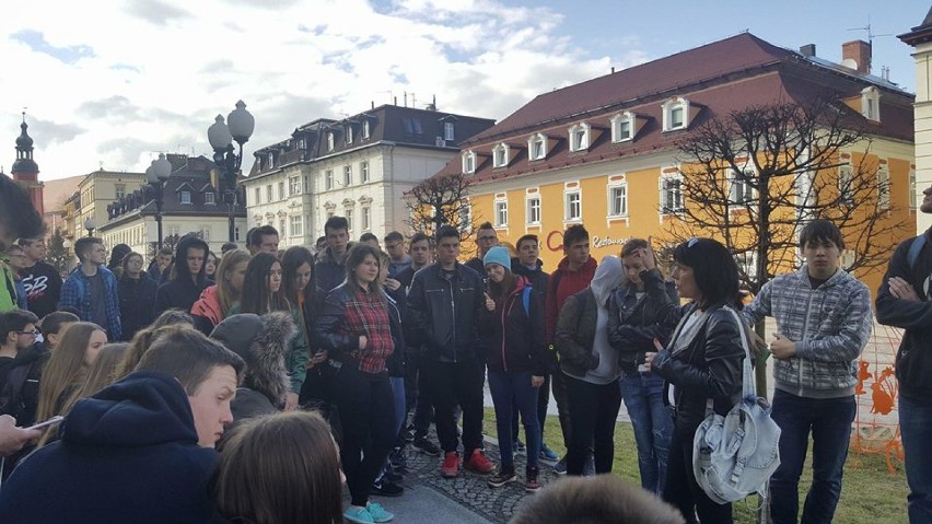 Uczniowie Zespołu Szkół nr 1 na wycieczce edukacyjnej trasą Doliny Pałaców i ogrodów na Dolnym Śląsku