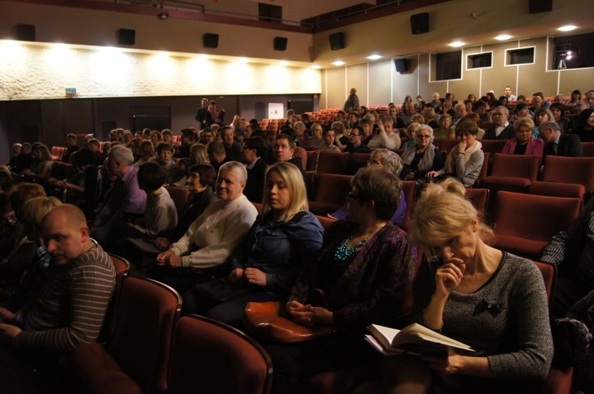 „Do winy się nie poczuwam”. Spektakl Teatru Źródło w MDK w...