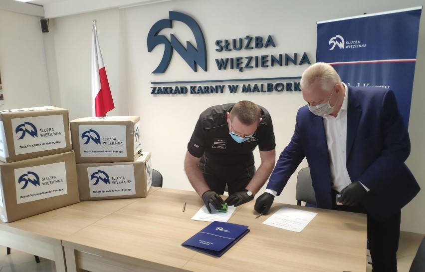 Malbork. Maseczki od Zakładu Karnego dla mieszkańców gminy Nowy Staw przekazane [ZDJĘCIA]