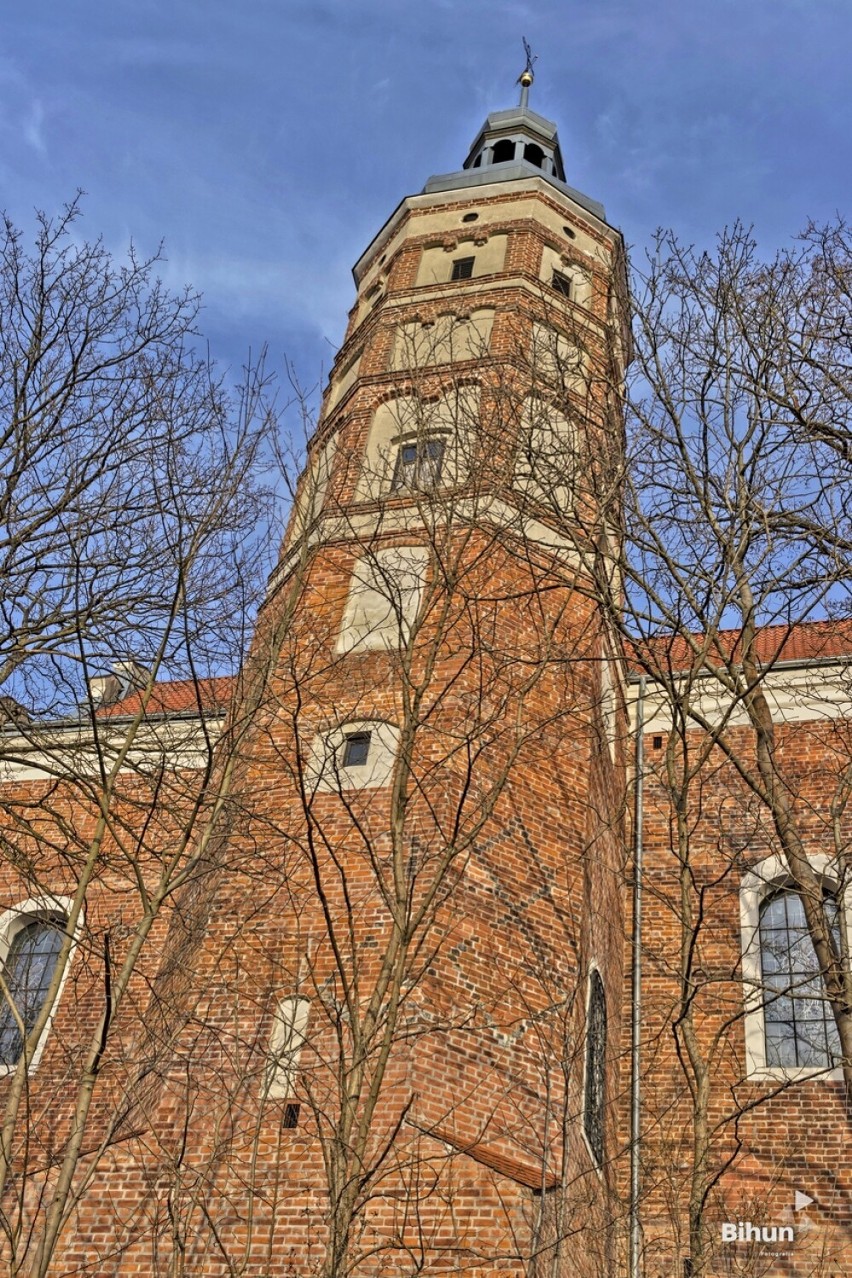Zwiedzamy powiat złotowski. Kościół św. Anny w Krajence. Wiecie, że świątynia powstała z gotycko - renesansowego skrzydła dawnego zamku?