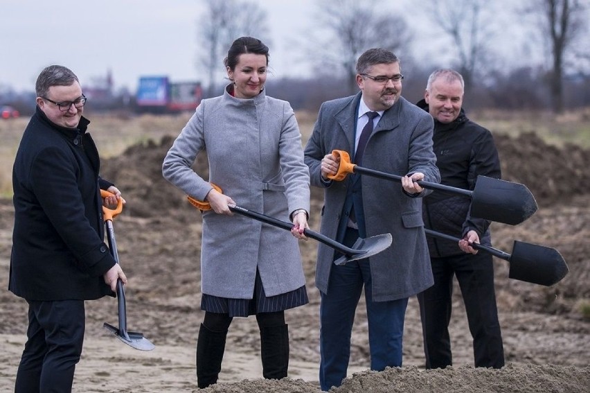 Wbito pierwszą łopatę pod budowę łącznika autostradowego w Bochni [ZDJĘCIA]