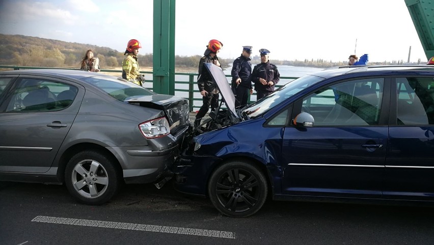 Zderzenie trzech samochód na moście we Włocławek [zdjęcia, wideo] 
