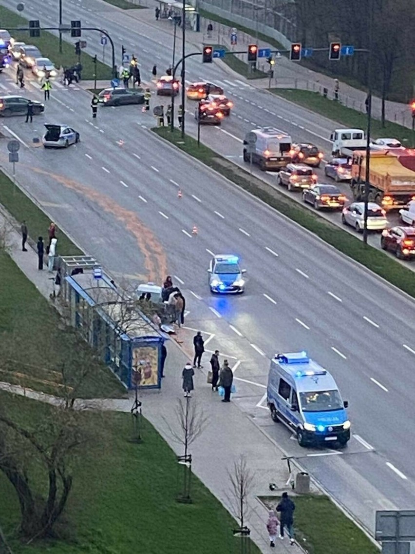 Kraków. Radiowóz policyjny zderzył się z dwoma autami osobowymi, w tym z taksówką. Policjanci w szpitalu