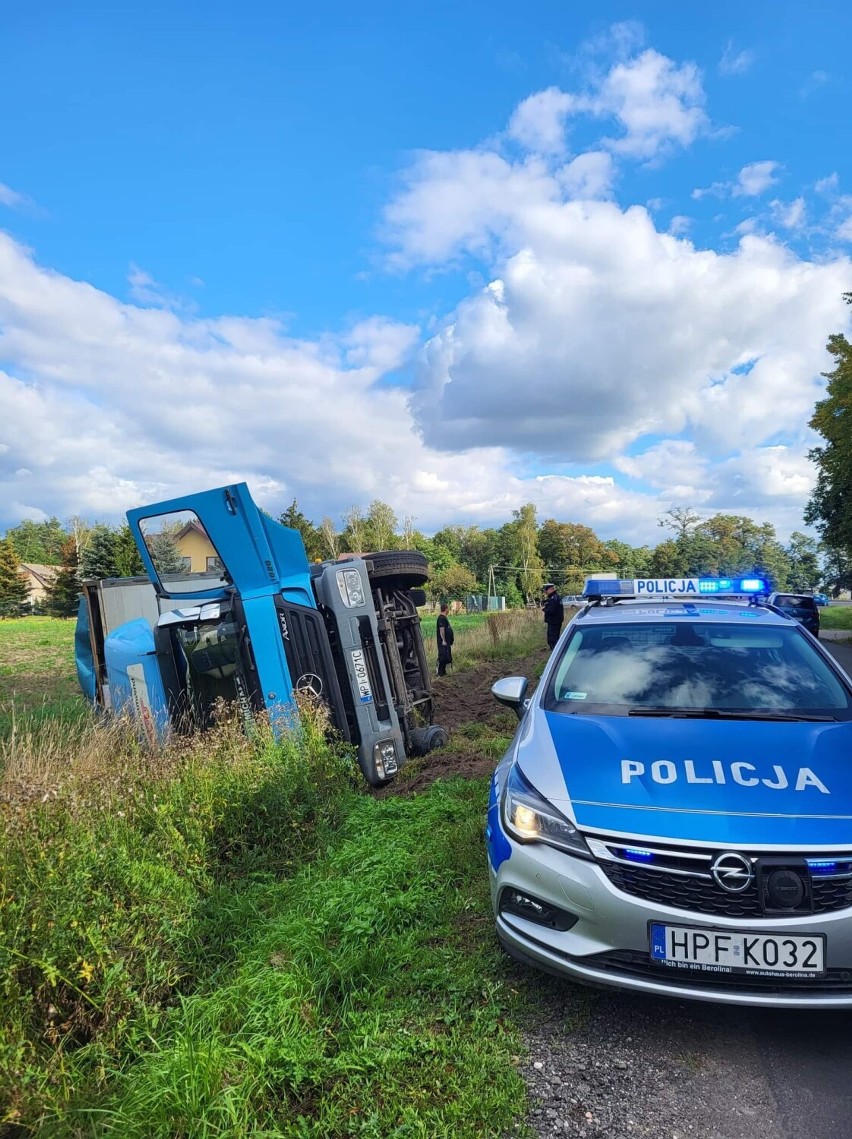 Samochód ciężarowy wywrócił się na DW 713 w Kunicach. Utrudnienia w ruchu trwały kilka godzin