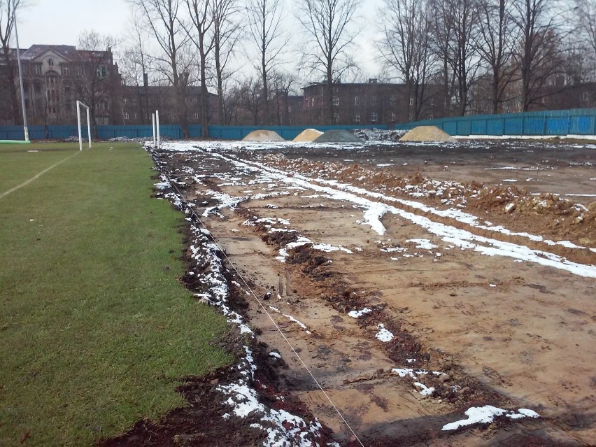 Na terenie ŚKS Naprzód Lipiny powstaje nowe boisko do piłki nożnej. Kiedy będzie gotowe?