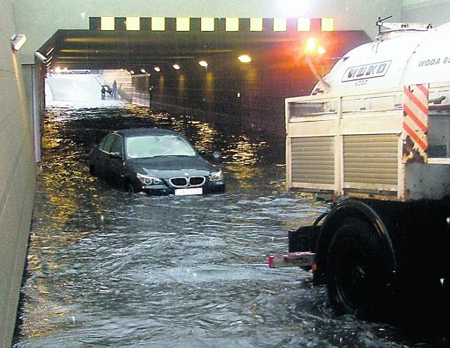 Urzędnicy zapewniają, że  już nie powtórzą się takie sytuacje (tu  tunel pod ul. Powstańców Warszawy, czerwiec 2009 r.)