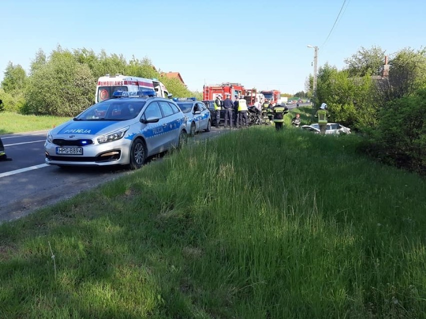 Czołowe zderzenie na krajówce w Czajowicach. Cztery osoby ranne