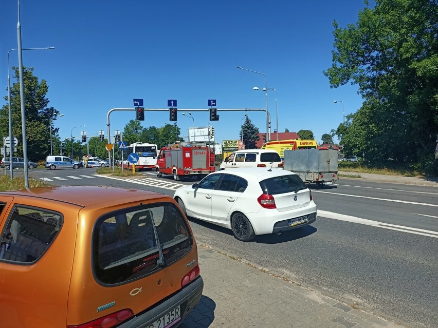 Wypadek na skrzyżowaniu w Radomiu. Autobus komunikacji miejskiej zderzył się z busem 