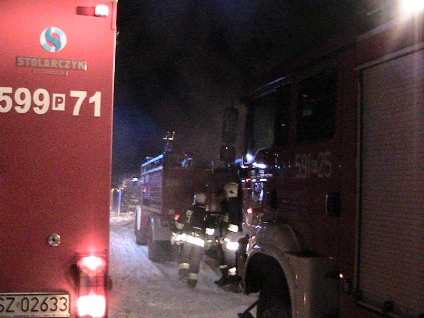 Kilkudziesięciu strażaków gasiło pożar domu i garażu w Popowie
