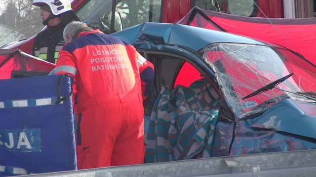 Śmiertelny wypadek w Stawiszynie. We wtorek przed południem samochód osobowy zderzył się z ciężarówką. Jedna osoba zginęła, a druga została ciężko ranna i została przetransportowana do szpitala przez śmigłowiec Lotniczego Pogotowia Ratunkowego. 

Więcej:
Śmiertelny wypadek w Stawiszynie [FOTO, WIDEO] 