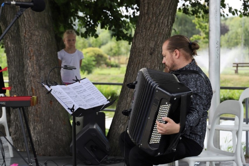 Szósta Kameralna Reda. W parku wystąpił Duet Wirtuozowski| ZDJĘCIA