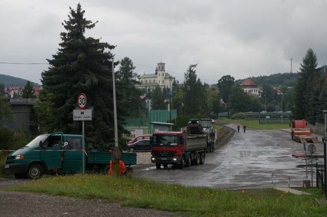 Ulica Sportowa od dzisiaj jest zamknięta. Firma Godrom weszła na plac budowy, trwa zrywanie starej nawierzchni asfaltowej