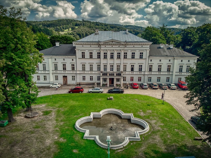 Pałac Jedlinka – stąd nadzorowano budowę Riese. Jest tu zjawa, ukryty skarb, ale też wygodny hotel, świetna restauracja i znakomite piwo!