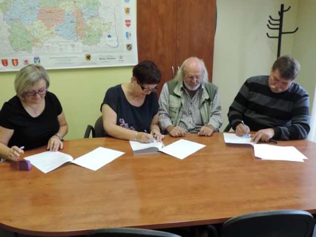 Powiat nowodworski. Podpisanie umowy dot. remontu dachu lokomotywowni żuławskiej wąskotorówki