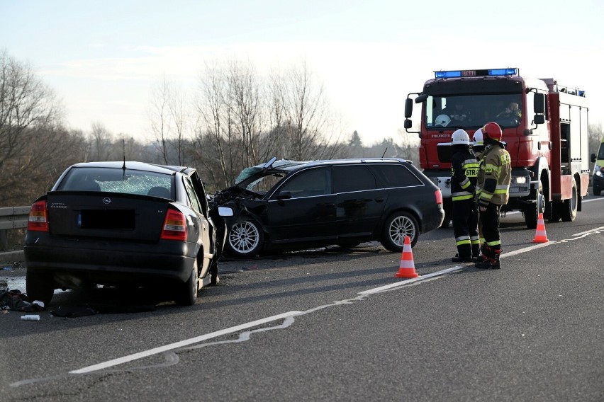 Miejsce zderzenia dwóch samochodów osobowych w Jarosławiu,...