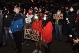 Protest kobiet w Malborku. Czarny Spacer pod biuro posła PiS Kazimierza Smolińskiego [ZDJĘCIA, FILM]. Tłum przeszedł przez centrum miasta