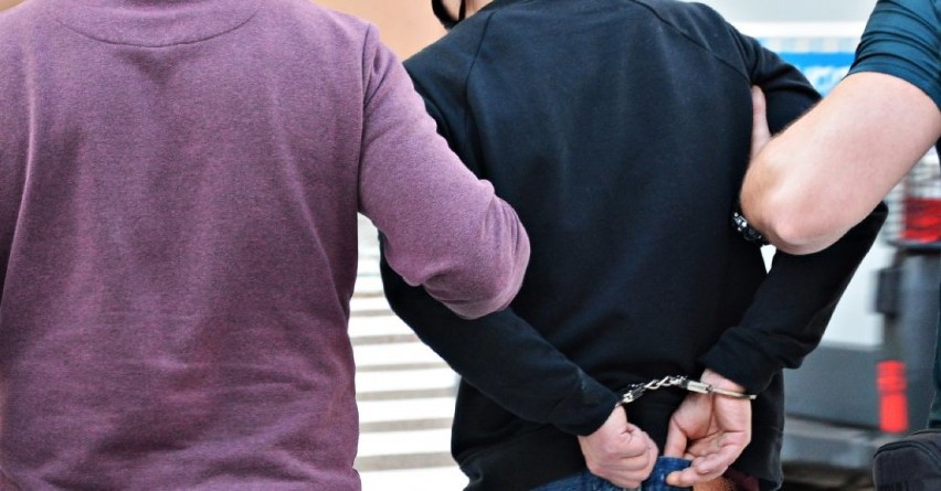 Policjanci z Suwałk zatrzymali 36-latka, który okradał sklepy i plebanie. Pokrzywdzeni oszacowali straty na 12 tys. zł