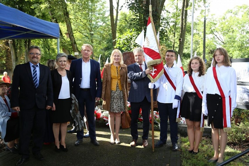 Dzień Sybiraka. Delegacje złożyły kwiaty pod pomnikiem Zesłańców Sybiru