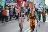 Dziady żywieckie wybiegły na ulice Żywca przywitać Nowy Rok. Grupy kolędnicze zwane Jukacami tradycyjnie jak co roku składają życzenia.
