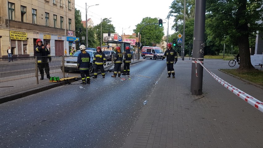 Samochód wjechał w przystanek na Limanowskiego. Ciężko ranna kobieta [ZDJĘCIA, FILM]