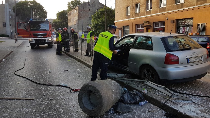 Samochód wjechał w przystanek na Limanowskiego. Ciężko ranna kobieta [ZDJĘCIA, FILM]
