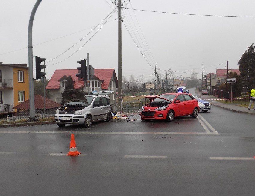 Chełmek. Kolizja z udziałem samochodu nauki jazdy. Auto dachowało 