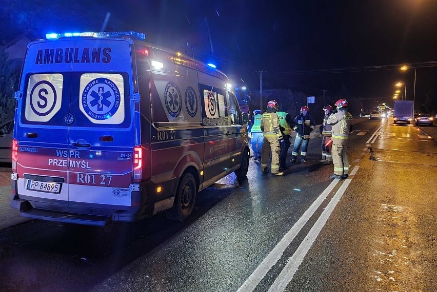 Na ul. Węgierskiej w Przemyślu kierujący BMW uderzył w toyotę. Policjanci zatrzymali młodemu mężczyźnie prawo jazdy [ZDJĘCIA]