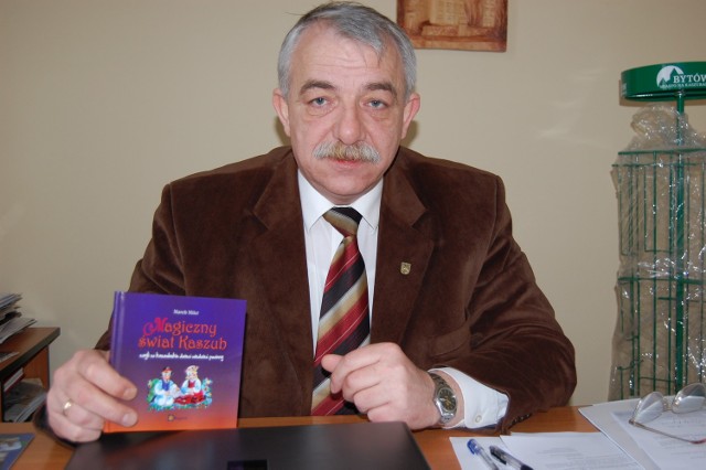 Andrzej Hrycyna pokazuje kaszubski podręcznik