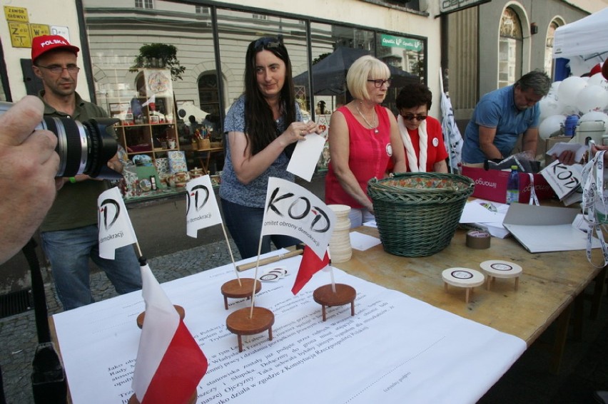 Manifestacja KOD w Legnicy (ZDJĘCIA)