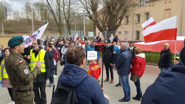 Protest przeciwko obowiązkowym szczepieniom na Covi - 19 w Wałbrzychu