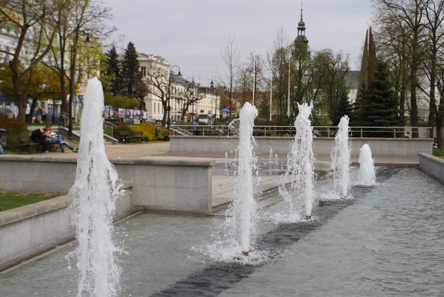 Fontanna na Krzywdzie to jedno z najczęściej odwiedzanych miejsc w Piotrkowie