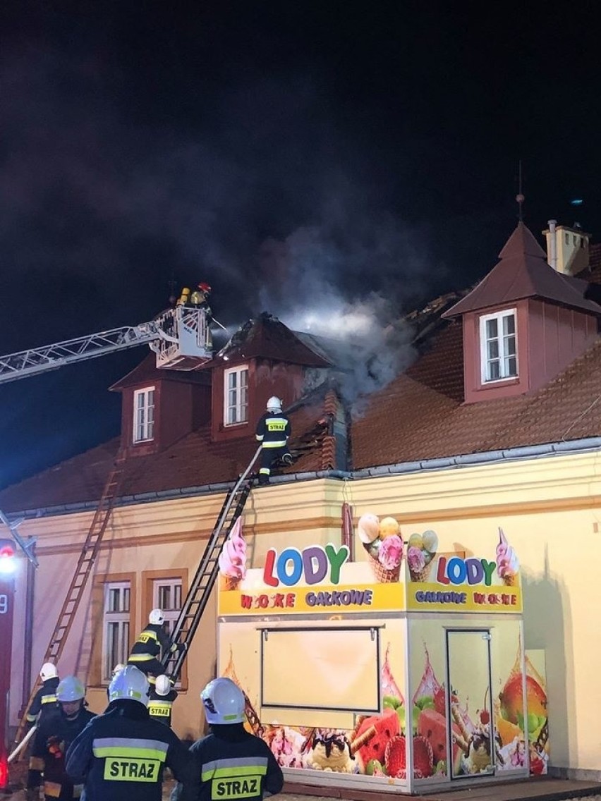 Pożarem objęta była jedna trzecia dachu na zabytkowym...
