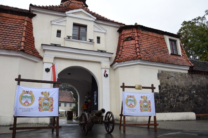 Brama wjazdowa na dziedziniec dla służby.