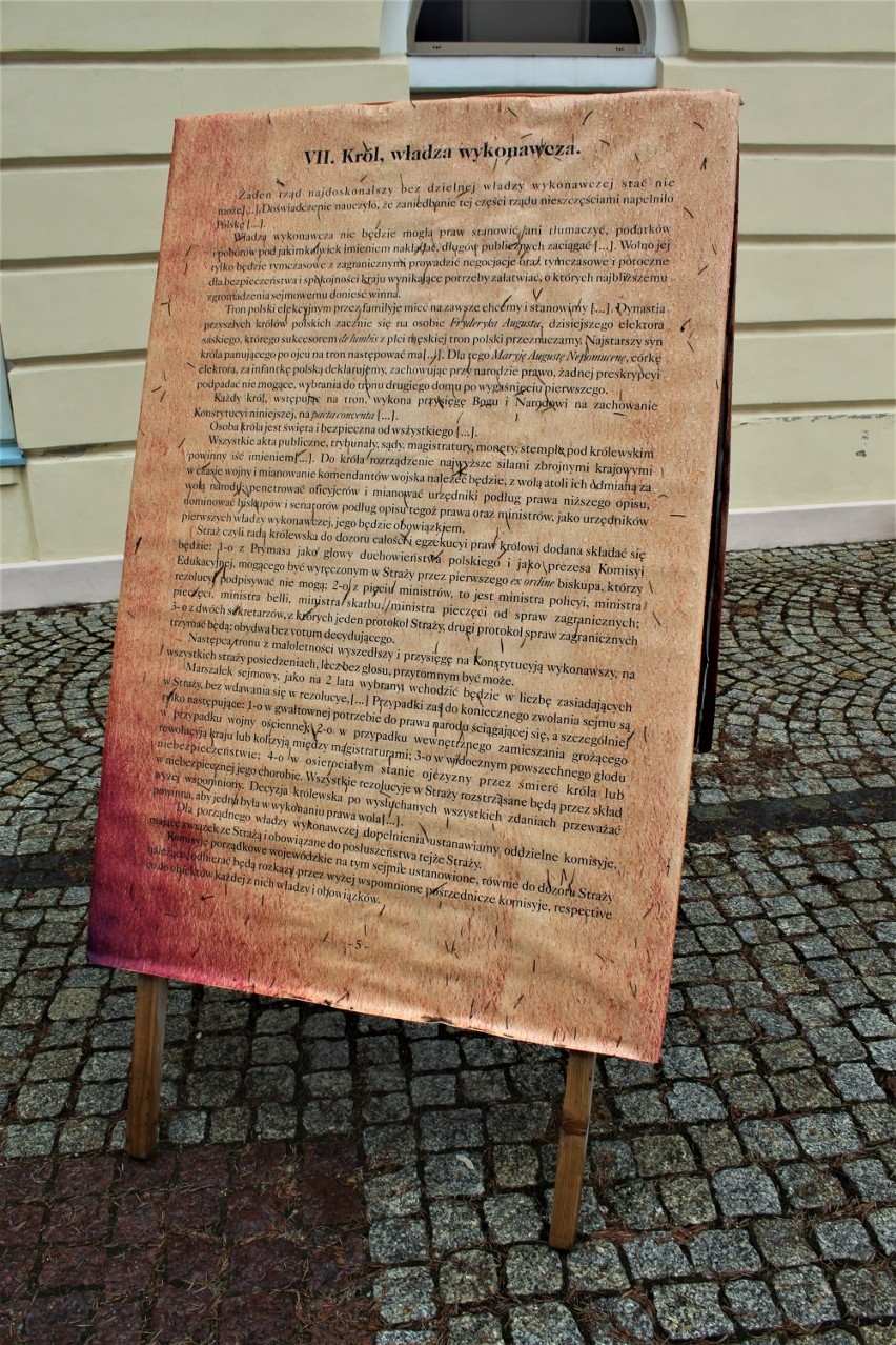 Tablice z fragmentami Konstytucji 3 Maja na pl. Kościuszki w...
