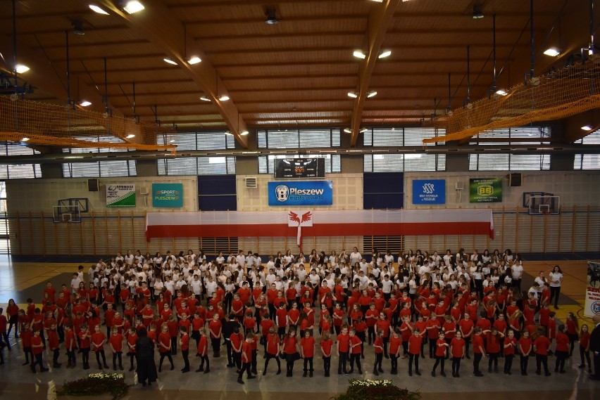350 uczniów Szkoły Podstawowej nr 3 odśpiewało "Mazurka Dąbrowskiego"