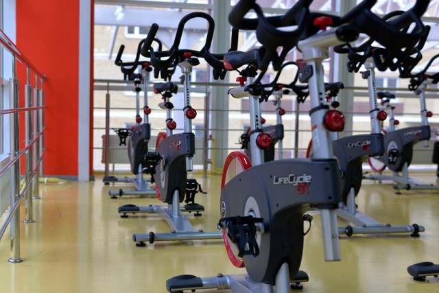 Total Fitness to siłownia i centrum fitness w jednym. Klub ma 7 punktów w stolicy, które zlokalizowane są w najważniejszych dzielnicach miasta. Do dyspozycji są strefy ćwiczeń, klimatyzowane sale do zajęć grupowych, bary z suplementami, solaria, suche sauny fińskie oraz osobne strefy stretchingu i cardio. Można też skorzystać z testowej wejściówki do siłowni i klubu fitness oraz treningu personalnego.

Total fitness - ceny karnetów

Total fitness oferuje dwa karnety:
SMART bez limitów za 119 zł miesięcznie
FLEX - zero zobowiązań za 159 zł miesięcznie.

LOKALIZACJA: 

Klub Total fitness ma kilka lokalizacji:
ul. Wolska 88
Al. Rzeczypospolitej 14
ul. gen. Fieldorfa 11
Al. Bohaterów Września 9
ul. Puszczyka 7
ul. Modlińska 168
ul. Kobielska 23